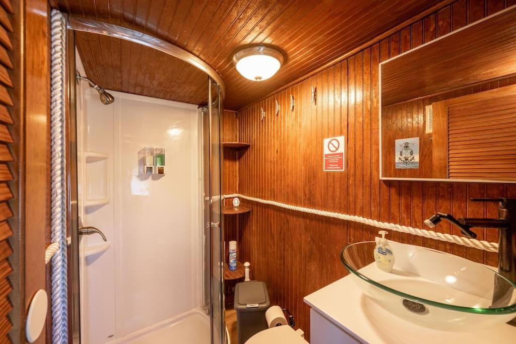 Beautiful Houseboat In Bateau-hôtel